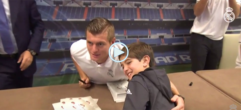 Kroos y Nacho firmaron autógrafos en Sevilla