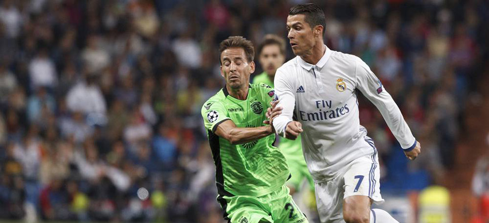 Cristiano Ronaldo pelea por un balón ante el Sporting de Lisboa