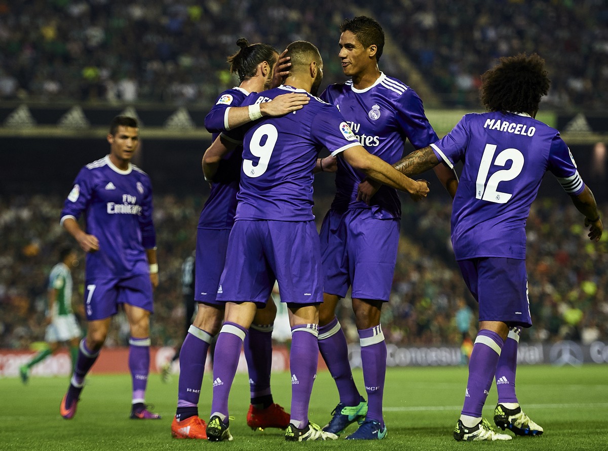 El Real Madrid celebra uno de los goles en el Villamarín