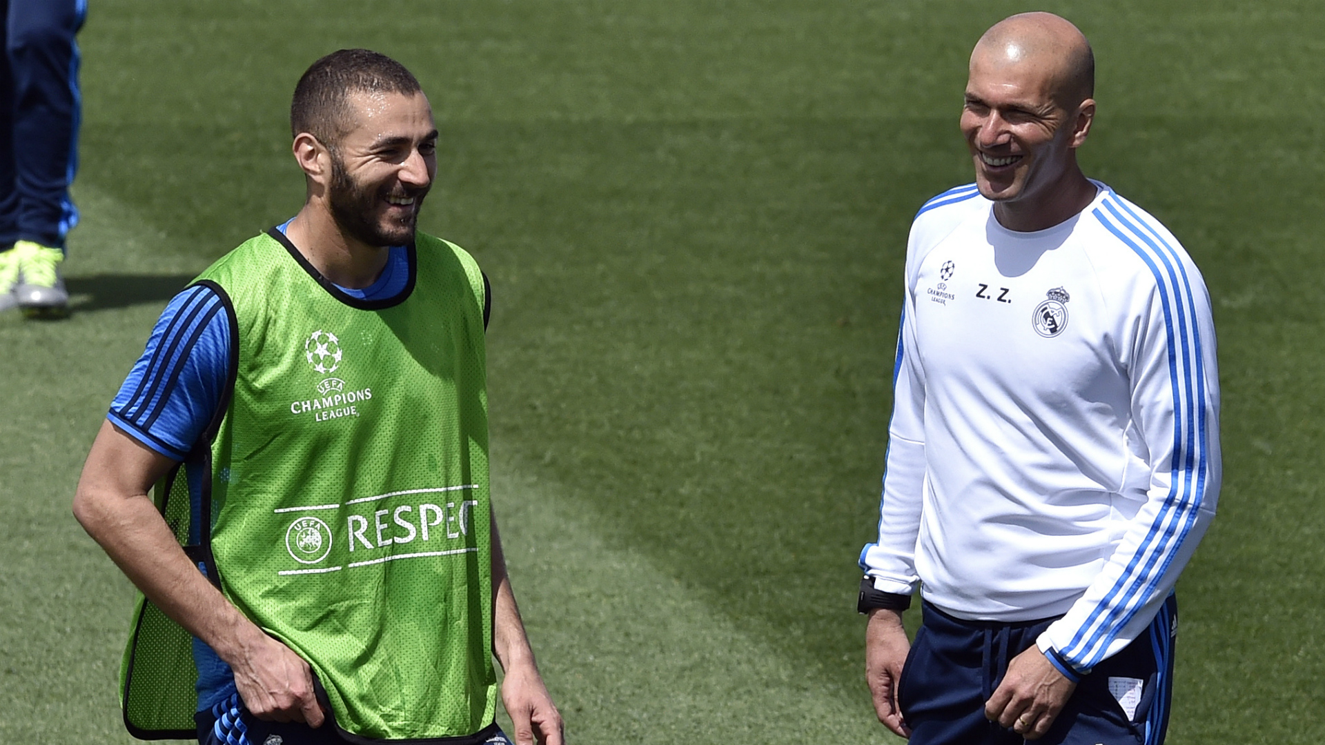 Zidane con Benzema en un entrenamiento