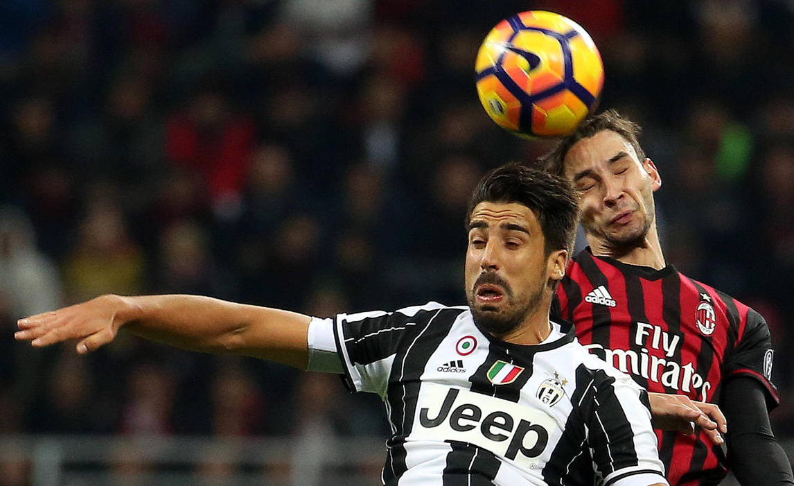 Khedira pelea por un balón en el partido ante el Milan