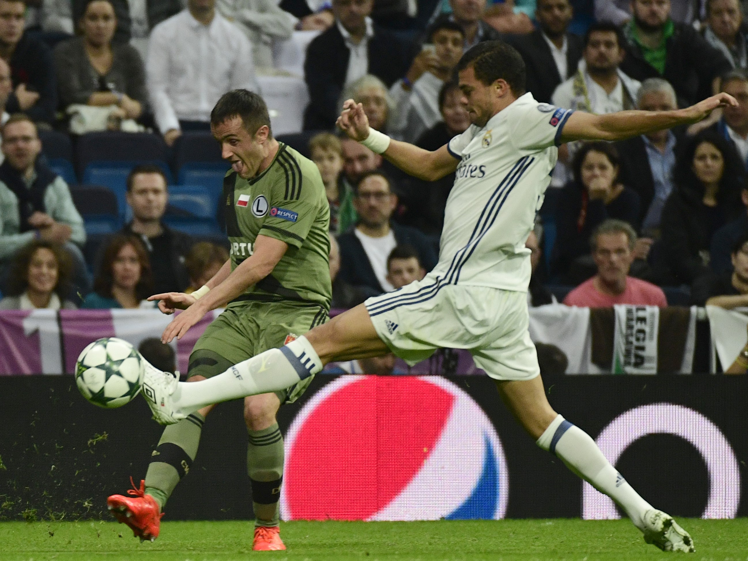 Pepe en un partido con el Madrid