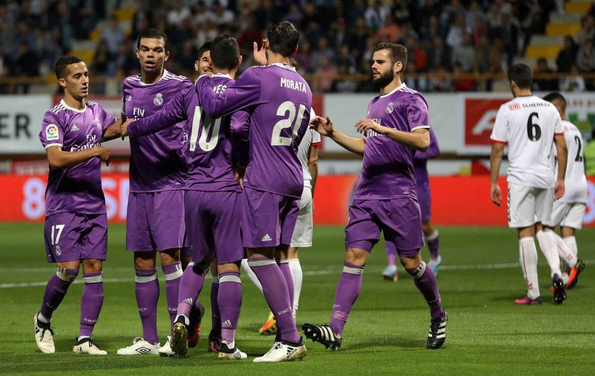 El Real Madrid celebra uno de sus goles a la Cultural Leonesa
