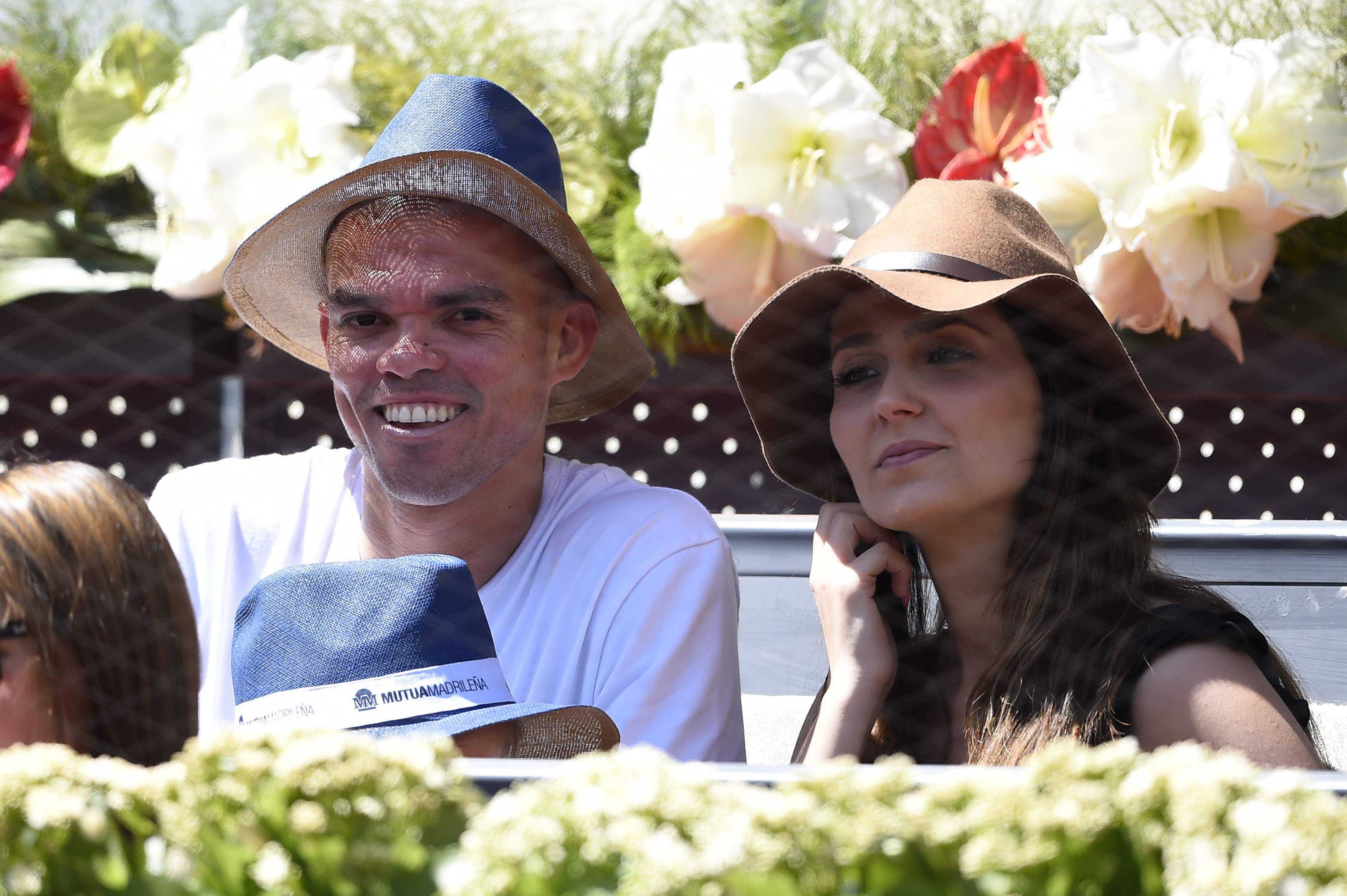Pepe y su mujer en un partido de tenis