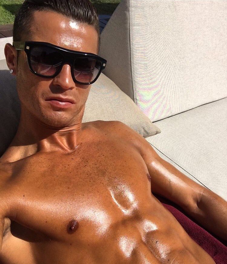 Cristiano Ronaldo, tomando sol