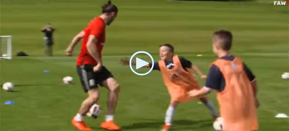 Bale disfrutó jugando con algunos niños galeses