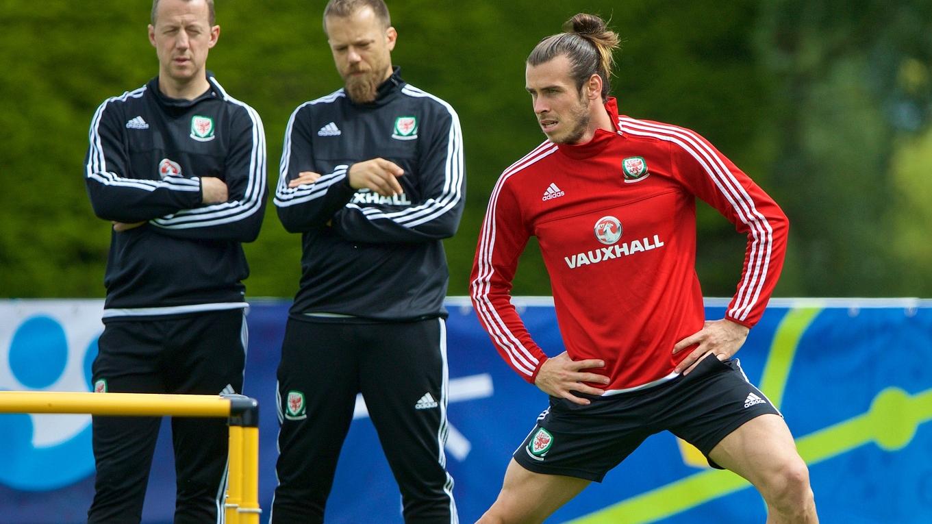Bale entrenando con gales
