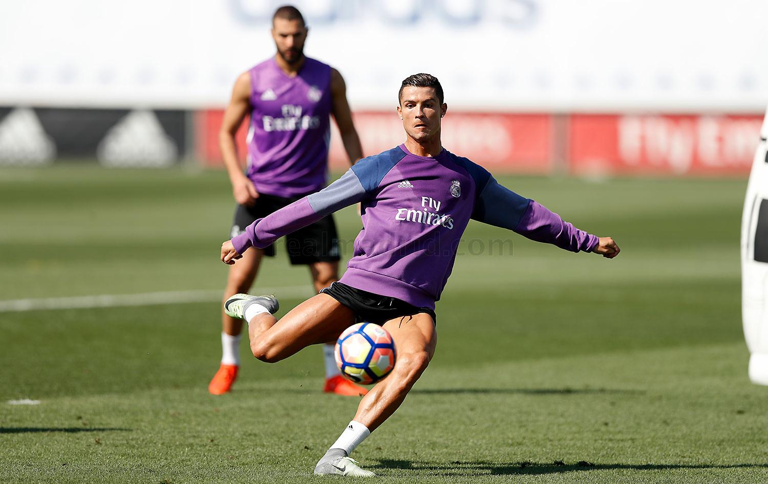 Cristiano Ronaldo remata a portería en el entreno del jueves