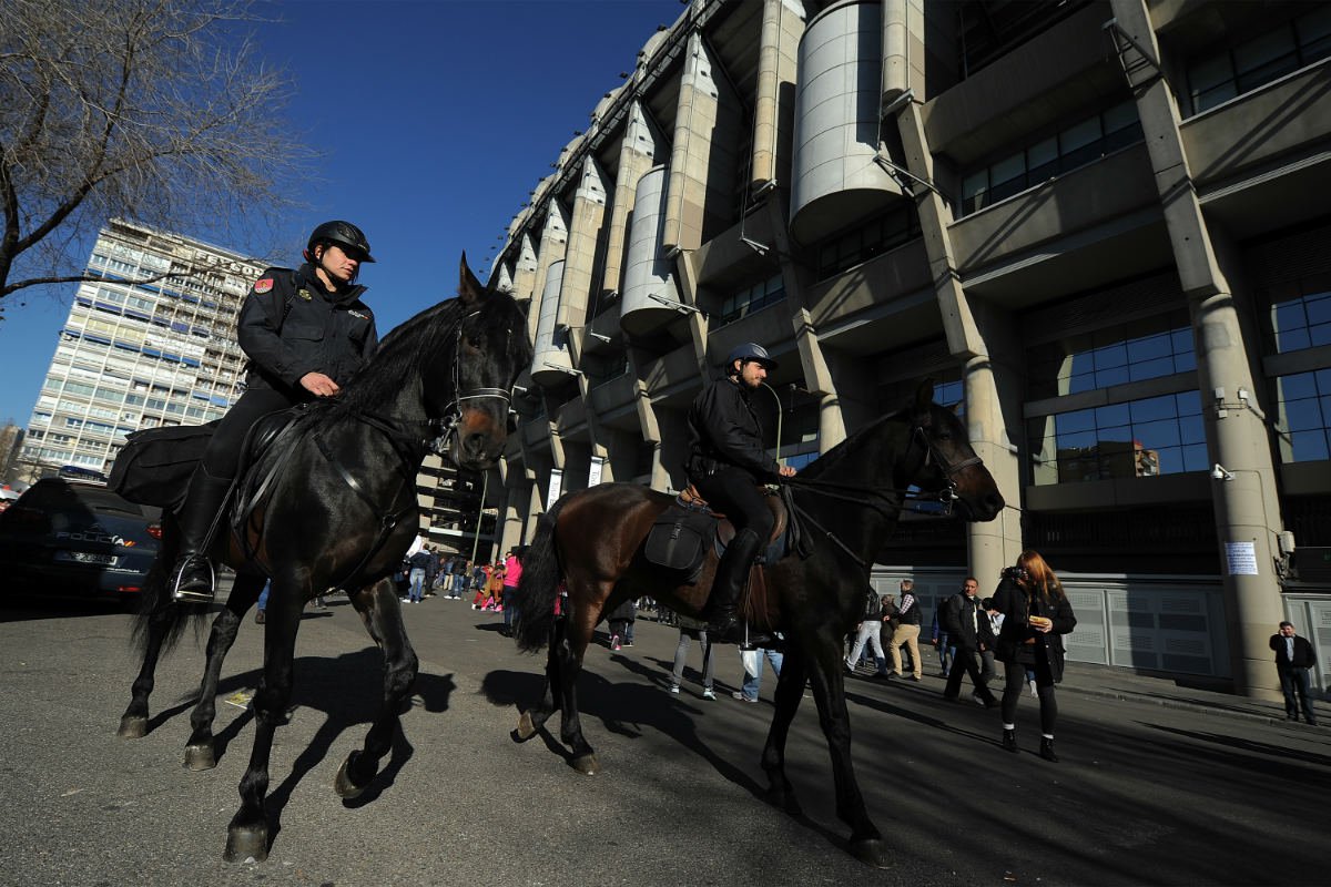 Policía en los alrededores del Bernabéu