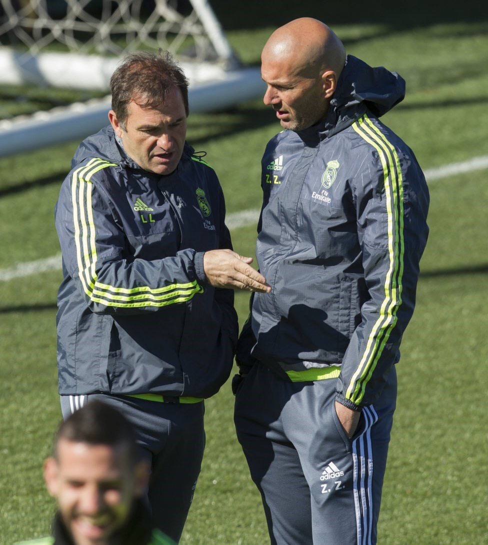 Llopis habla con Zinedine Zidane