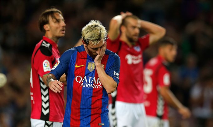 Messi se lamenta en el partido ante el Alavés