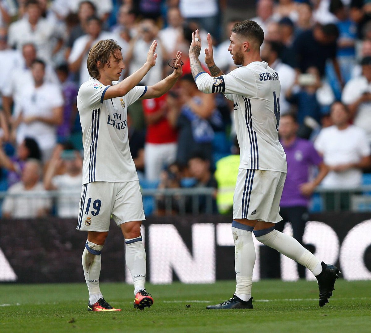 El saludo entre Modric y Ramos en el partido ante Osasuna