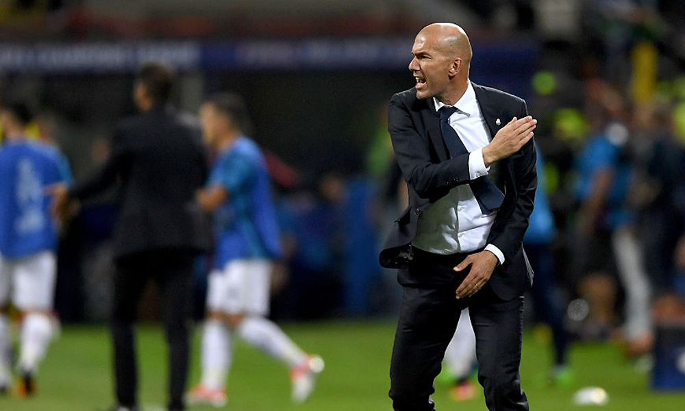 Zidane da instrucciones en un partido reciente