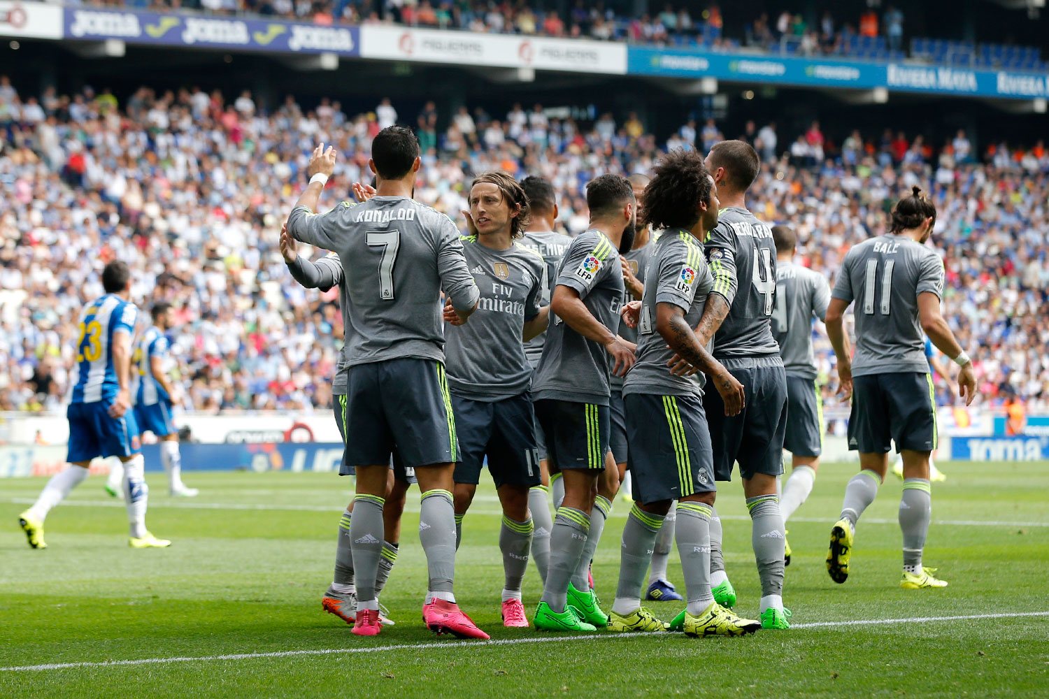 Los jugadores del Madrid celebran un gol ante el Espanyol