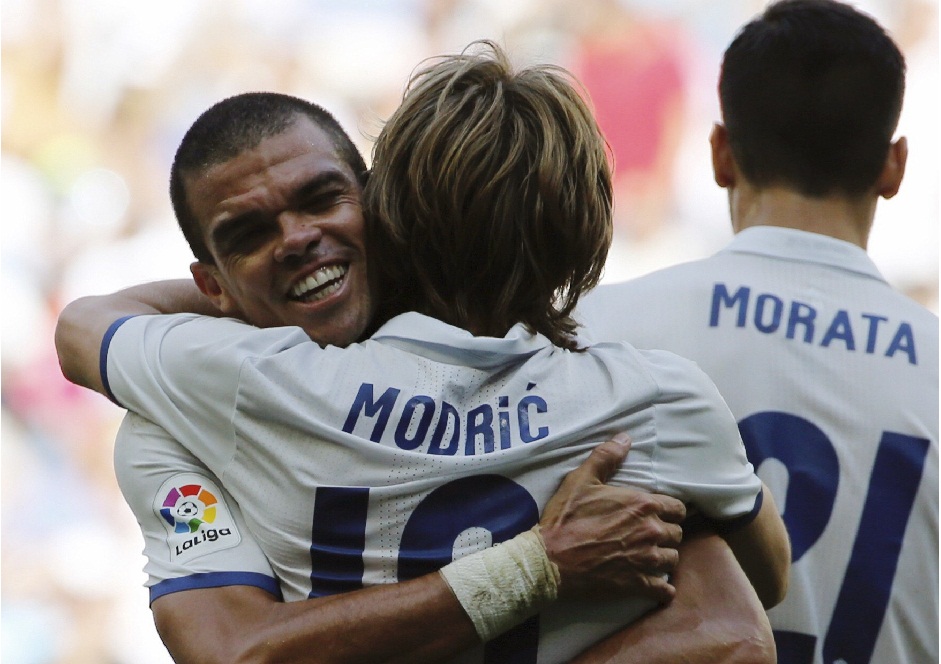 Pepe abraza a Luka Modric tras marcar a Osasuna