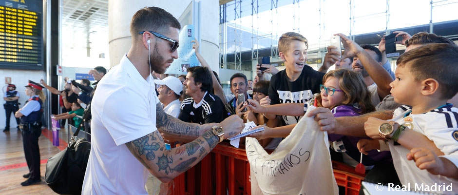 Sergio Ramos firmó autógrafos en Barcelona
