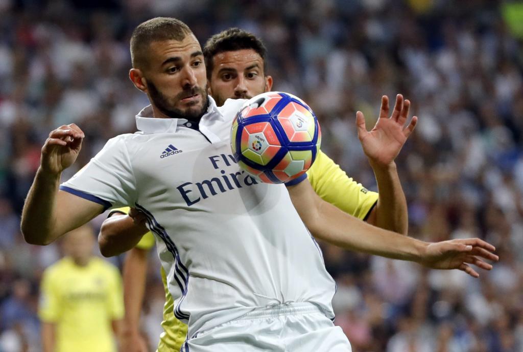 Benzema controla un balón ante el Villarreal