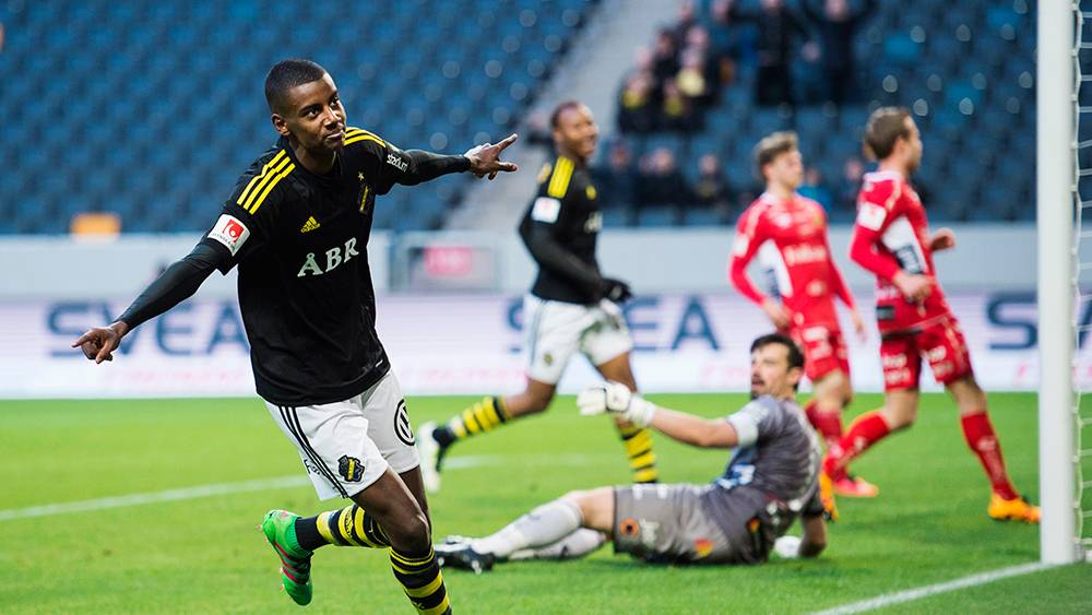 Alexander Isak celebra un gol con el AIK Solna