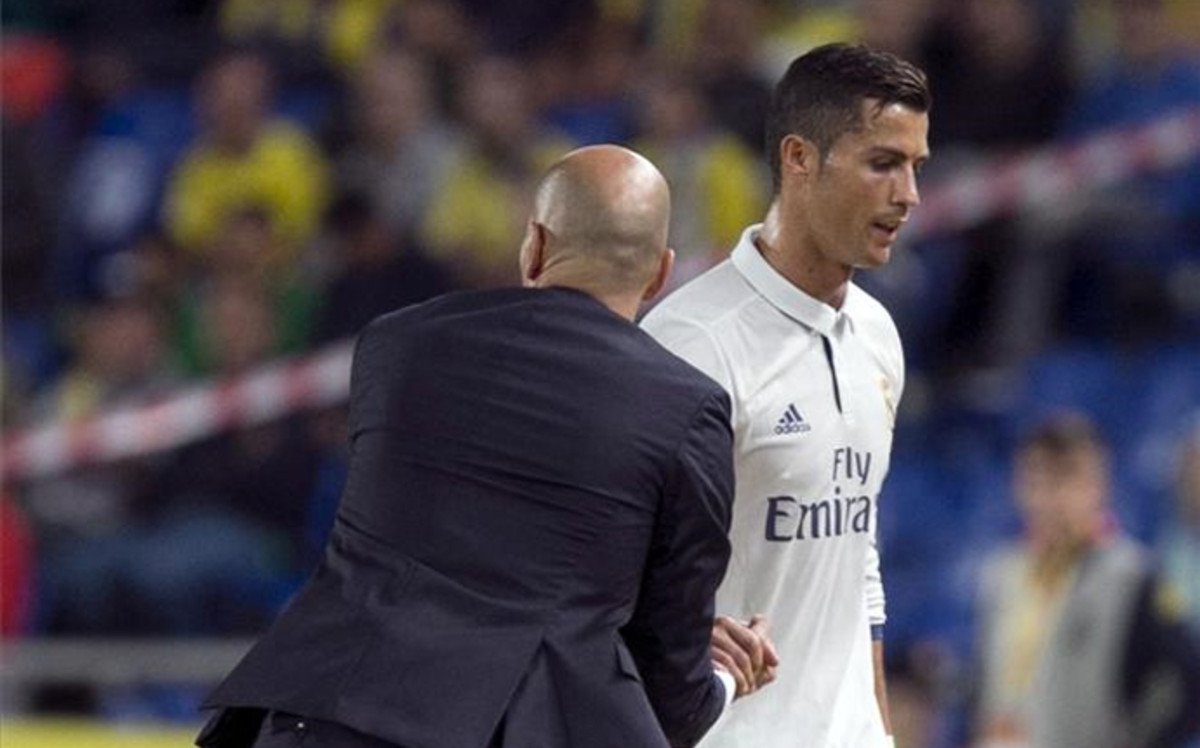 Zidane saluda a Cristiano tras el partido de Las Palmas