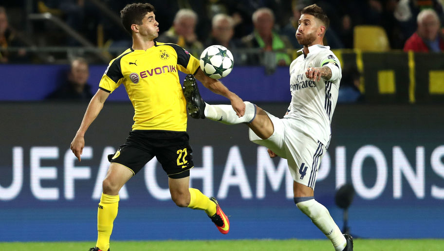 Ramos pelea por un balón en el partido ante el Dortmund