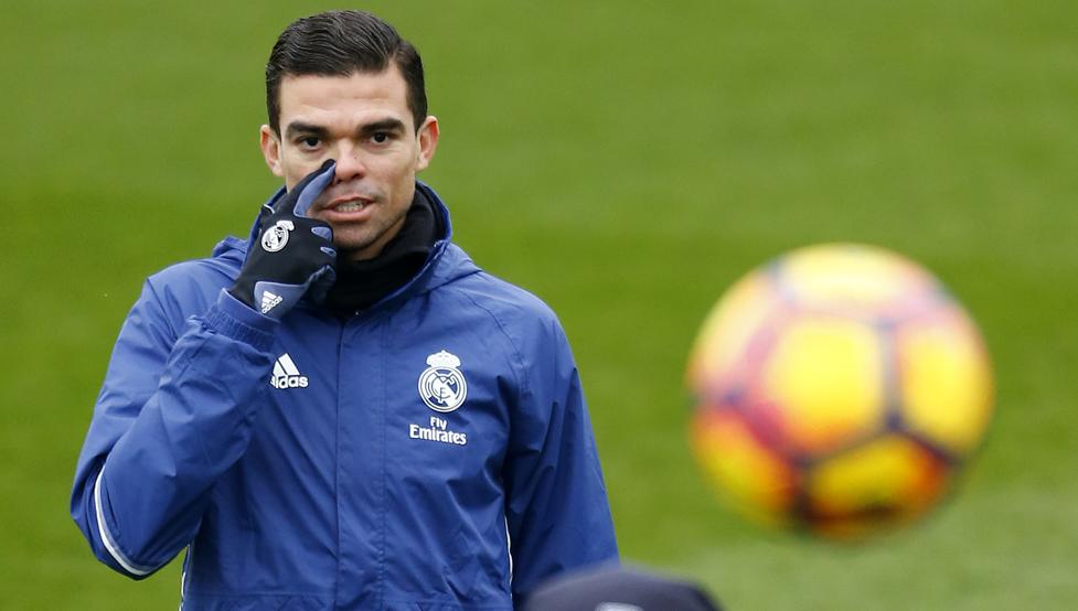 Pepe mira al balón en un entrenamiento