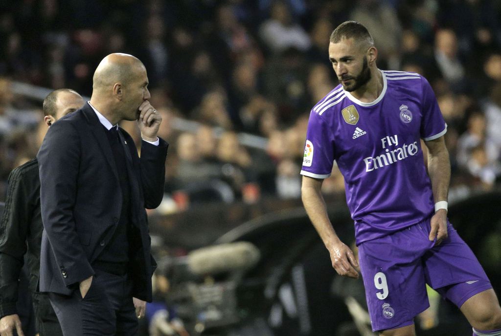 Zidane habla con Benzema en Mestalla