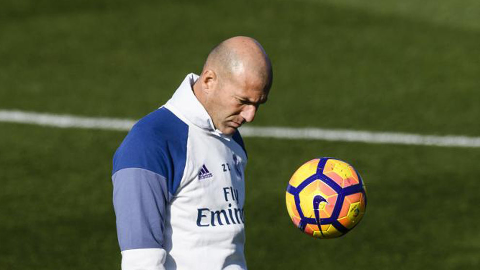 Zidane con un balón en Valdebebas