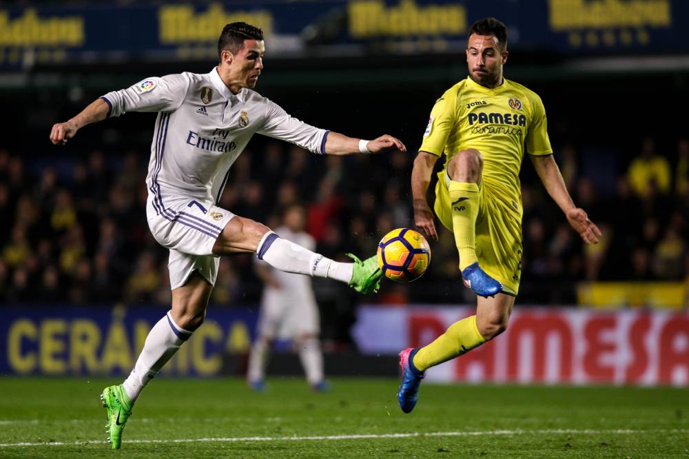 Cristiano Ronaldo controla el balón ante el Villarreal