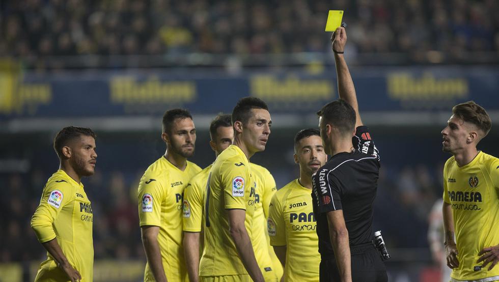 Gil Manzano muestra una amarilla a un jugador del Villarreal
