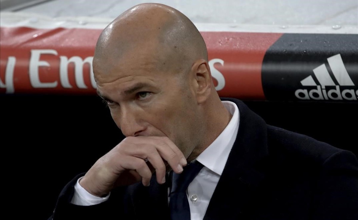 Zidane en el banquillo merengue