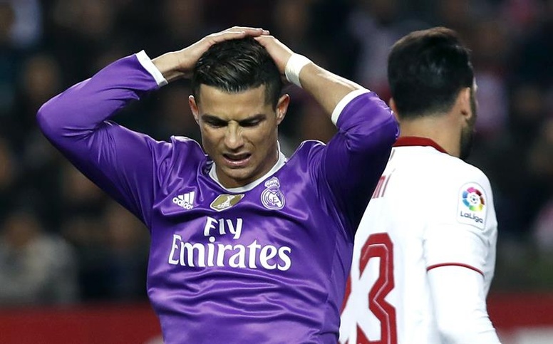 Cristiano se lleva las manos a la cabeza en el partido de Sevilla