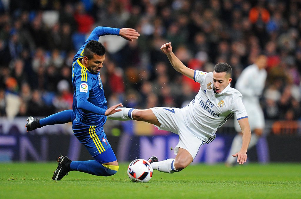 Lucas Vázquez cae al suelo en el partido ante el Celta de Vigo
