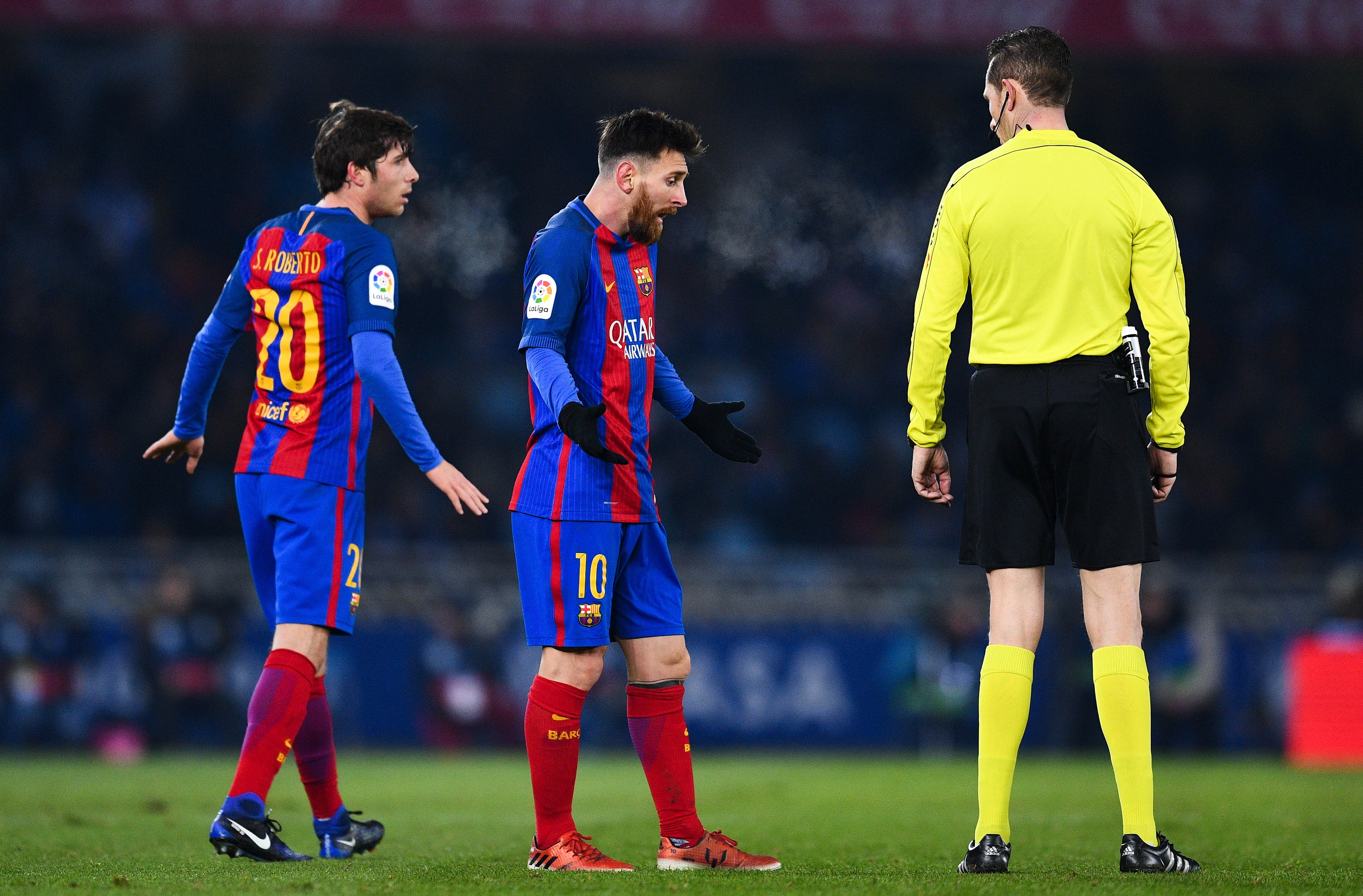 Messi protesta al árbitro