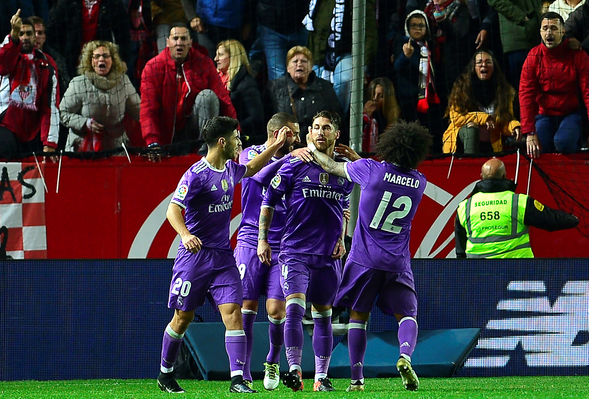Jugadores del  Madrid celebran un gol