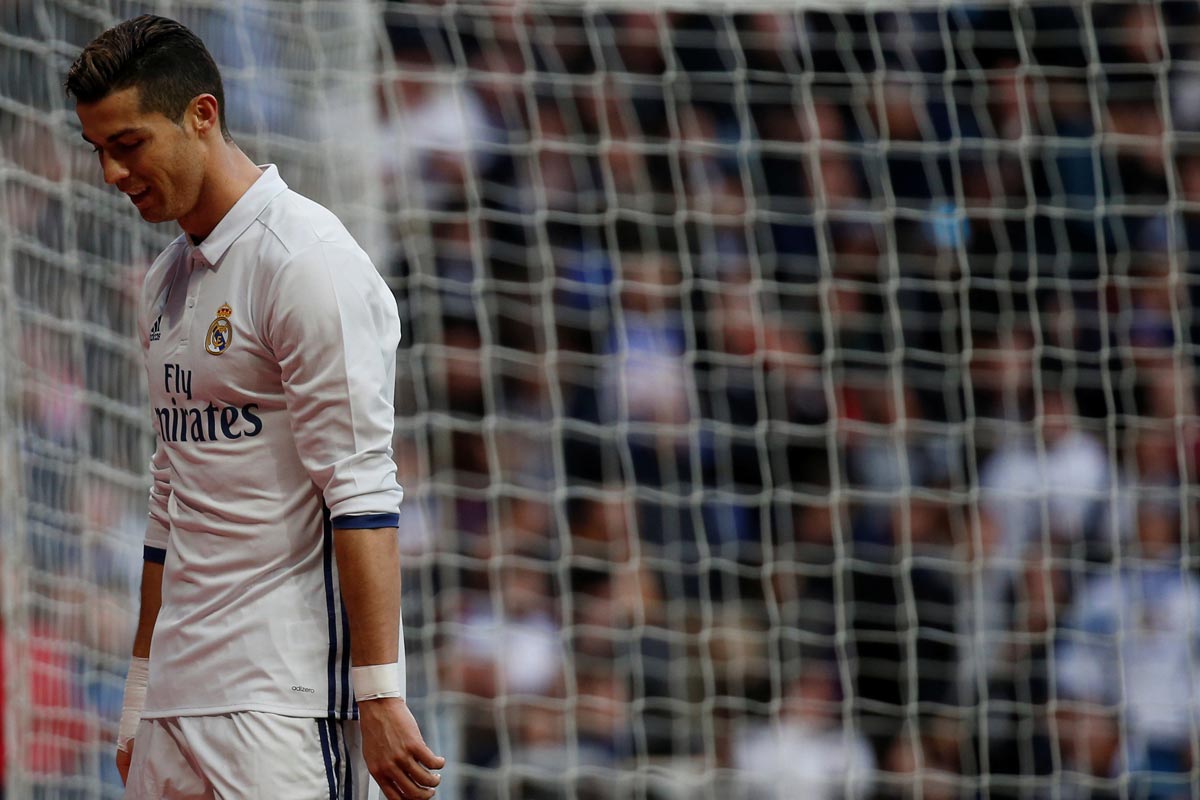 Cristiano se lamenta en el partido ante el Málaga