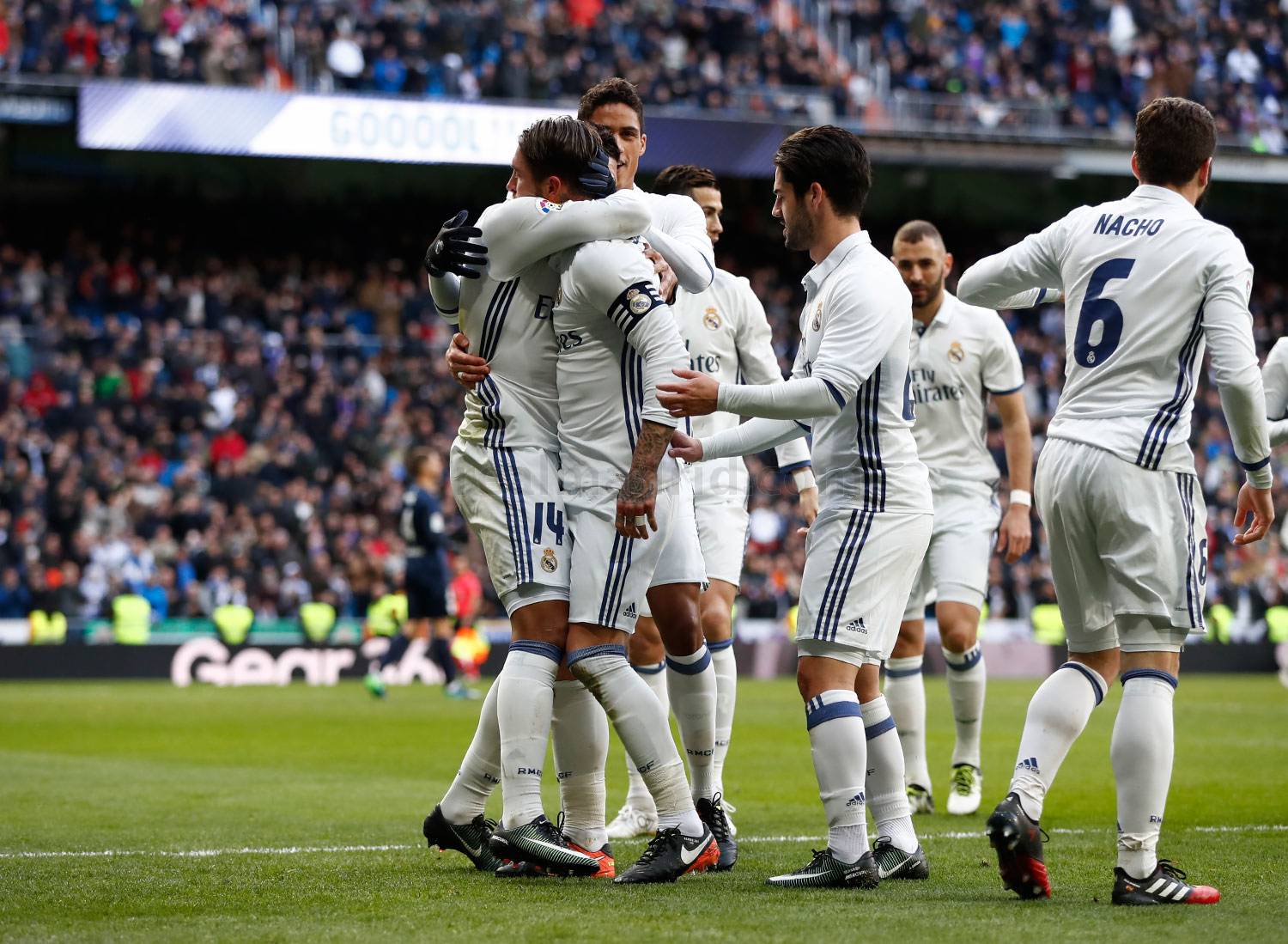 El equipo felicita a Ramos tras su gol al Málaga