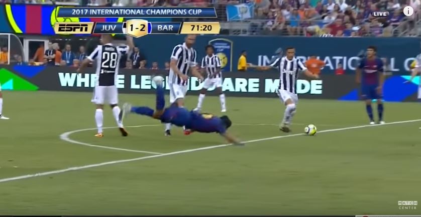 Luis Suárez piscinazo vs Juventus