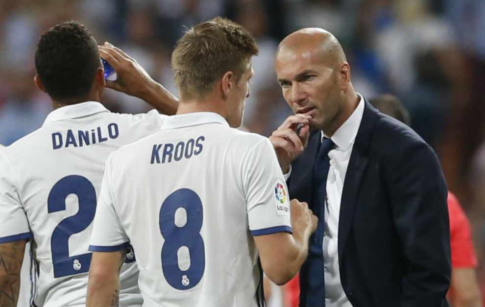 Kroos habla con Zidane durante un partido