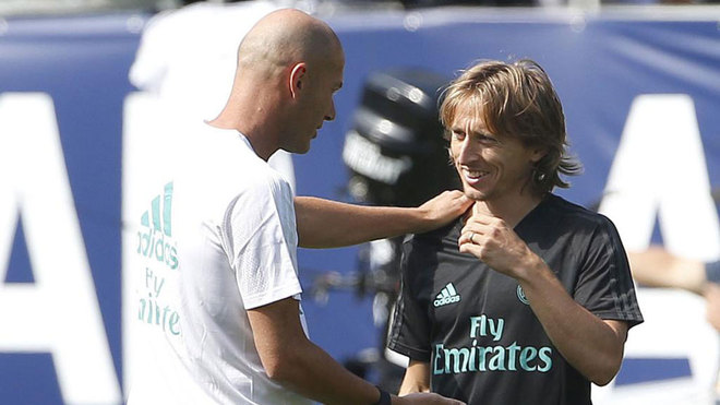 Zidane habla con Modric durante un entrenamiento