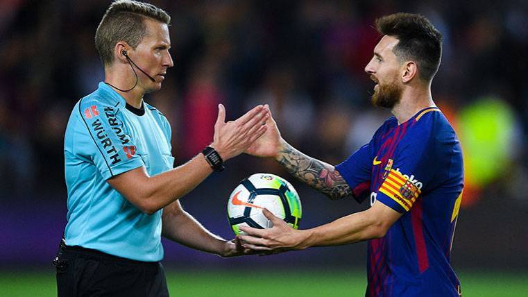 Hernández Hernández dándole la mano a Messi