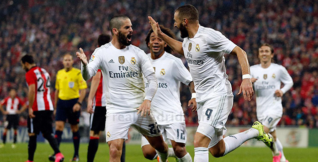 Benzema e Isco celebran el segundo gol en San Mamés