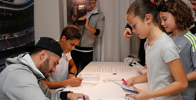 Benzema y Varane firmaron autógrafos en Valencia