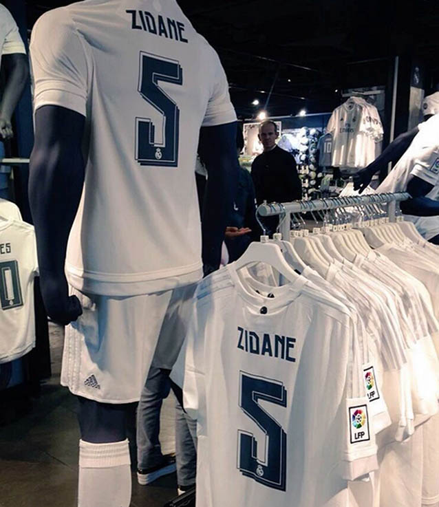 La camiseta de Zidane ya se vende en la tienda del Real Madrid