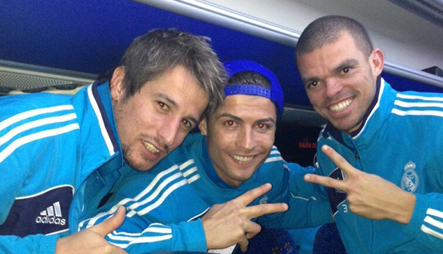 Coentrao saludando con Cristiano y Pepe 