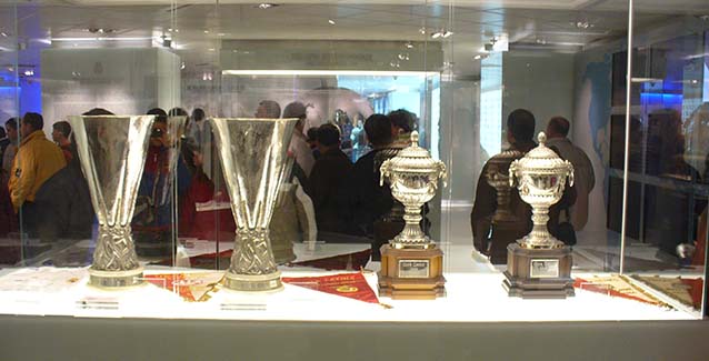 Las dos Copas Latinas merengues junto a las Copas de la UEFA