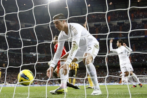 http://www.defensacentral.com/userfiles/Cristiano_Ronaldo_coge_balon_red_Zaragoza.jpg