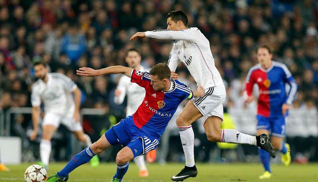 Cristiano Ronaldo pelea un balón ante el Basilea