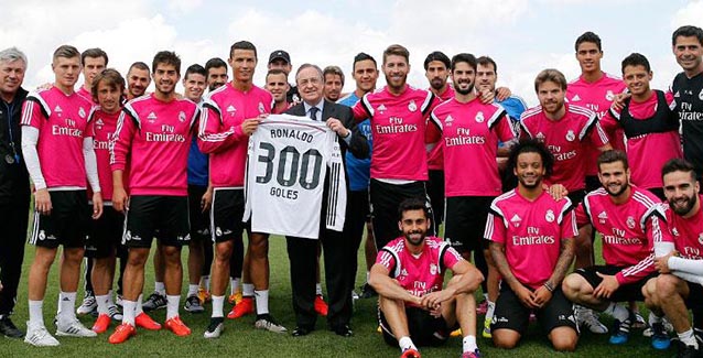 El Real Madrid regaló una camiseta a Cristiano por sus 300 goles en el club