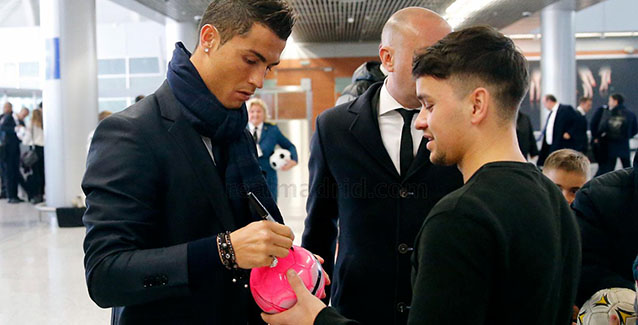 Cristiano Ronaldo firmó autógrafos en el aeropuerto de Lviv