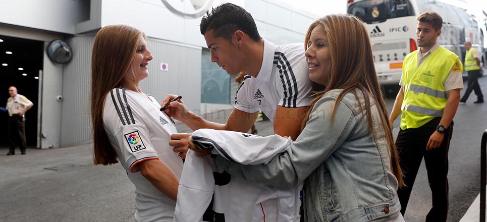Cristiano Ronaldo firmó autógrafos a la afición